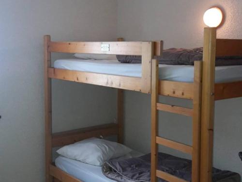 quelques lits superposés dans une chambre dans l'établissement Les Gets - 2 Pièces Rénové, 5 Pers, Centre, Confort, Garage, Pied des Pistes et Commerces - FR-1-802-79, aux Gets