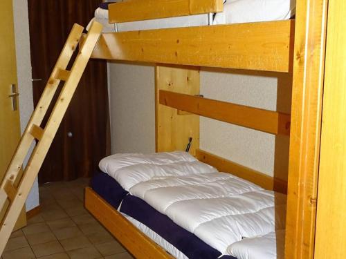 quelques lits superposés dans une chambre dans l'établissement Appartement 2 Pièces pour 5 Pers. - Garage - Proche Centre et Commerces - 150m des Pistes - FR-1-802-54, aux Gets