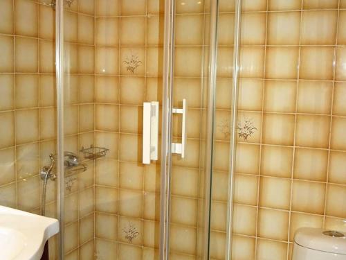 une salle de bain avec une douche avec des toilettes et un lavabo dans l'établissement Les Gets - Appartement 3 Pièces - 7 Pers - 100m Télésiège - Wifi - Parking - FR-1-802-85, aux Gets