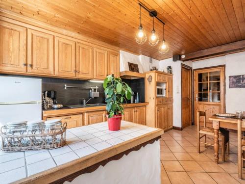 une cuisine avec des armoires en bois et un plafond en bois dans l'établissement Spacieux 3 Pièces aux Gets - 7 Pers, Terrasse, Proche Commerces, WiFi, Parking, Navette Hiver - FR-1-802-61, aux Gets