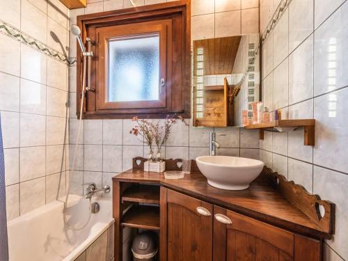 une salle de bain avec un lavabo, des toilettes et une baignoire dans l'établissement Spacieux 3 Pièces aux Gets - 7 Pers, Terrasse, Proche Commerces, WiFi, Parking, Navette Hiver - FR-1-802-61, aux Gets