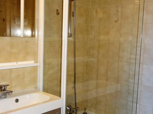 une salle de bain avec douche et lavabo dans l'établissement Les Gets: 2P 4 Pers, WiFi, Terrasse Sud, 250m des Commerces - FR-1-802-86, aux Gets