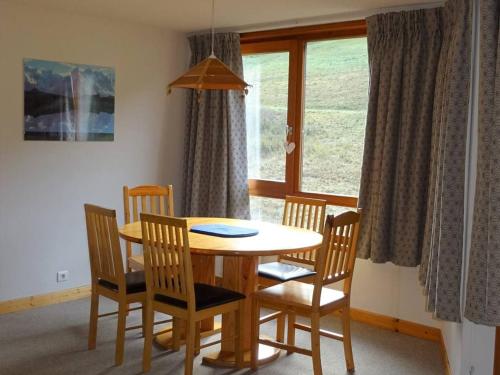d'une table à manger, de chaises et d'une fenêtre. dans l'établissement Appartement Duplex 4 Pièces, 6 Pers, Pieds des Pistes, Draps Inclus, Navettes Gratuites - FR-1-802-62, aux Gets