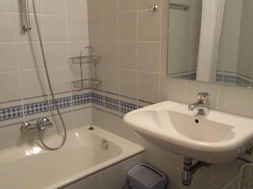 une salle de bain avec un lavabo et une baignoire et un lavabo dans l'établissement Appartement Duplex 4 Pièces, 6 Pers, Pieds des Pistes, Draps Inclus, Navettes Gratuites - FR-1-802-62, aux Gets