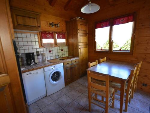 une cuisine avec une table et une machine à laver dans l'établissement Les Gets - Duplex 5 pièces, 10 pers, proche pistes, terrasse, parking - FR-1-802-70, aux Gets
