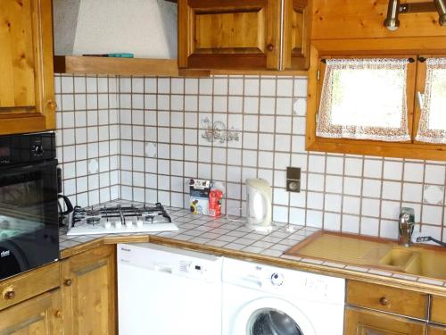 une cuisine avec un évier et une machine à laver dans l'établissement Les Gets - Duplex 5 pièces, 10 pers, proche pistes, terrasse, parking - FR-1-802-70, aux Gets