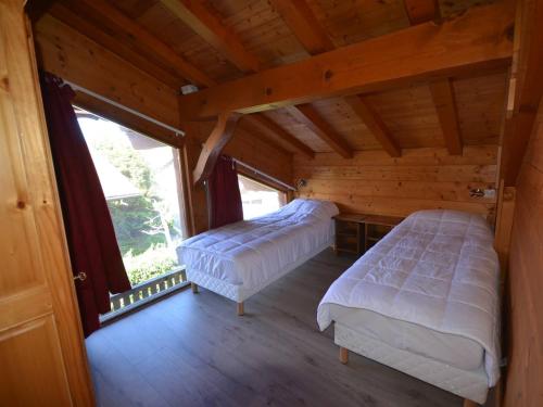 - une chambre avec 2 lits dans une cabane en bois dans l'établissement Les Gets - Duplex 5 pièces, 10 pers, proche pistes, terrasse, parking - FR-1-802-70, aux Gets