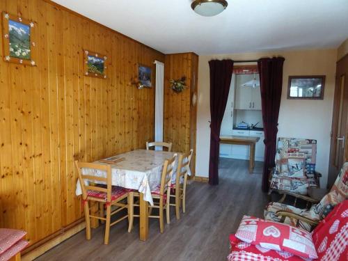 une salle à manger avec une table et des chaises dans l'établissement Appartement confortable pour 5 pers - Sud, balcon, garage - 300m commerces/pistes, Les Gets - FR-1-802-67, aux Gets