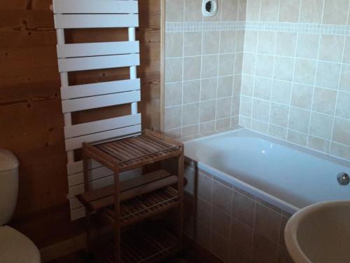 une salle de bain avec une baignoire, des toilettes et un lavabo dans l'établissement Chalet familial aux Gets, 8 pers, 150m des pistes, 4 chambres, 4 SDB, terrasse sud, proche lac - FR-1-802-71, aux Gets