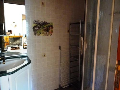 une salle de bain avec douche et lavabo dans l'établissement Appartement 2P 4 Pers, Terrasse Sud, Proche Commerces et Télécabines, Parking à 50m - Les Gets - FR-1-802-68, aux Gets