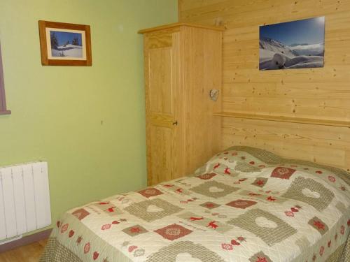 une chambre avec un lit dans une pièce dans l'établissement Appartement 3 pièces Les Gets - 6 pers., accès skis, garage, proche commerces - FR-1-802-72, aux Gets