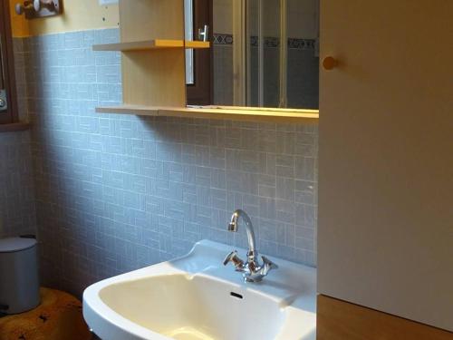 une salle de bain avec un lavabo blanc et un miroir dans l'établissement Appartement 3 pièces Les Gets - 6 pers., accès skis, garage, proche commerces - FR-1-802-72, aux Gets