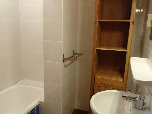 une salle de bain avec un lavabo, une baignoire et des toilettes dans l'établissement Les Gets Duplex 3P - 6 Pers, Confortable, Garage - FR-1-802-73, aux Gets