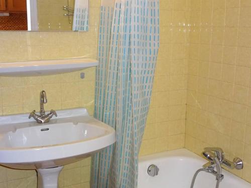 une salle de bain avec un lavabo et un rideau de douche dans l'établissement Location Studio Les Gets - 4 pers - Centre, parking, au calme - FR-1-802-77, aux Gets