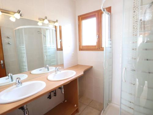 une salle de bain avec deux lavabos et une douche dans l'établissement Appartement familial lumineux 8 pers, proche pistes Les Gets, draps et serviettes inclus l'hiver - FR-1-802-87, aux Gets