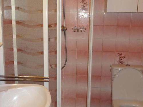 une salle de bain avec une douche avec des toilettes et un lavabo dans l'établissement Appartement rénové 2 pièces pour 4 personnes aux Gets, proche pistes, parking et WiFi inclus - FR-1-802-91, aux Gets