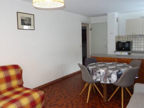 un salon avec une table et deux chaises dans l'établissement Charmant T2 lumineux pour 5 pers, 300m des commerces, avec balcon et box à skis - Les Gets - FR-1-802-81, aux Gets