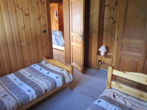 une petite chambre avec deux lits dans une pièce dans l'établissement Chalet individuel aux Gets - 8 pers, navette hiver, garage, grand balcon sud - FR-1-802-83, aux Gets
