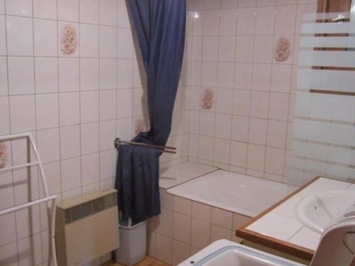 une salle de bain avec une baignoire, un lavabo et des toilettes dans l'établissement Chalet individuel aux Gets - 8 pers, navette hiver, garage, grand balcon sud - FR-1-802-83, aux Gets