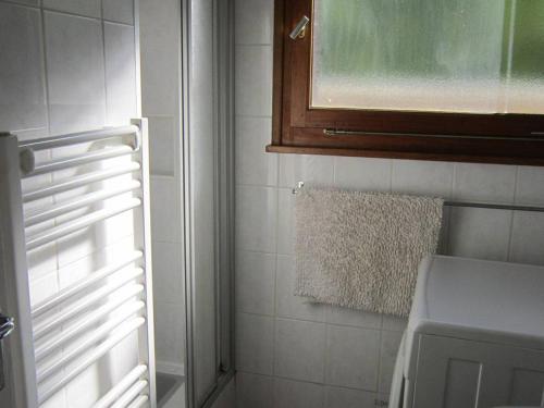 La salle de bains est pourvue d'une douche, d'une fenêtre et d'une serviette. dans l'établissement Les Gets - 3 Pièces Confort - 6 Pers - Arrivée Skis - WIFI - 250m Commerces - FR-1-802-89, aux Gets