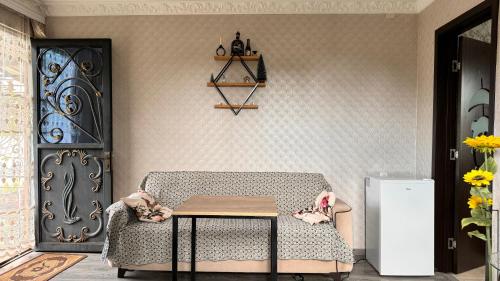 una sala de estar con un sofá y una mesa en Home in batumi, en Batumi