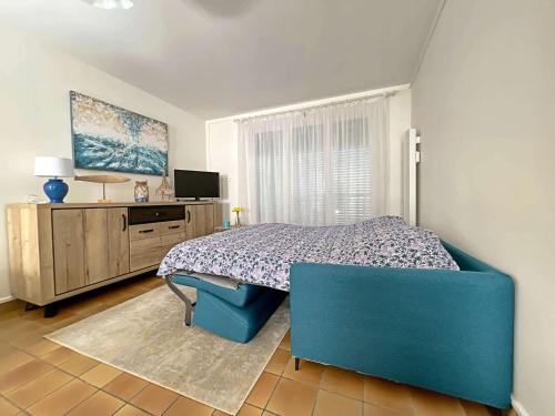 une chambre avec un lit et une télévision dans l'établissement Studio Charmant - Plage et Centre à Pied, Résidence Sécurisée - FR-1-646-72, à Berck-sur-Mer