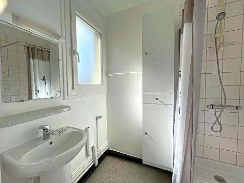 une salle de bain blanche avec un lavabo et un miroir dans l'établissement Studio Charmant - Plage et Centre à Pied, Résidence Sécurisée - FR-1-646-72, à Berck-sur-Mer