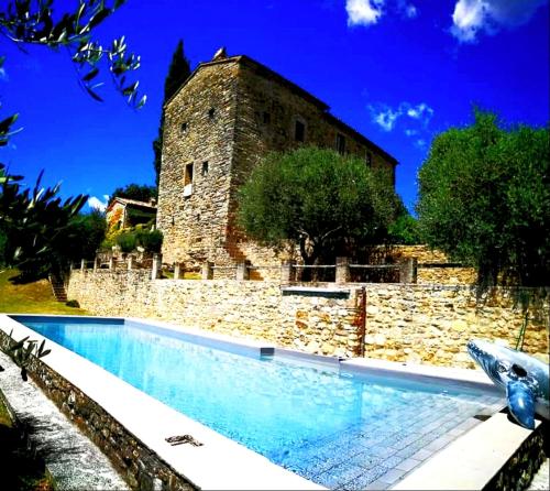 Bazén v ubytování Appartamento nel castello del cardaneto nebo v jeho okolí