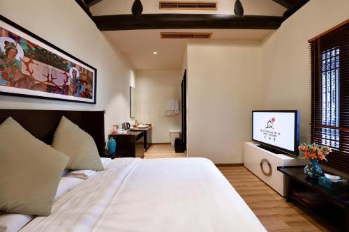 Postel nebo postele na pokoji v ubytování Blossom Hill Inn Zhouzhuang Seasonland