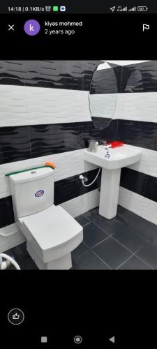 ein Badezimmer mit Toilette und Waschbecken in der Unterkunft Al hazm beach villa in Addalachenai