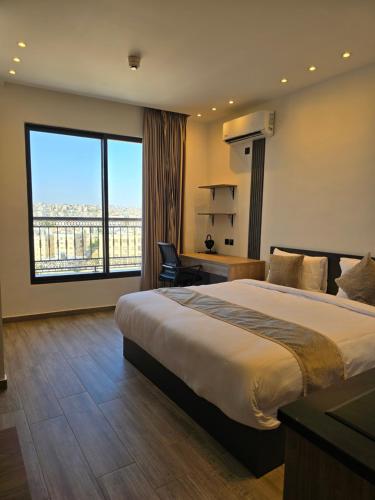 Una cama o camas en una habitación de Alshakreen suites