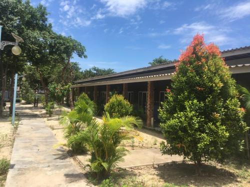 Taman di luar Scarlet Sails Hostel