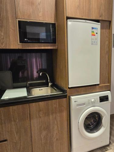 Una cocina o cocineta en Alshakreen suites