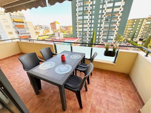 a balcony with a table and chairs on a balcony at Evans Realty BF Parking & Piscina & Terraza in Fuengirola