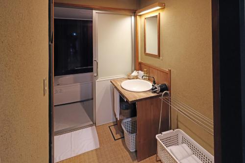 a bathroom with a sink and a mirror at Heiankyu-dairi no yado in Kyoto