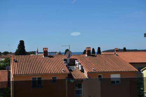 a view of roofs of buildings at Apartments Rismondi 37D in Fažana