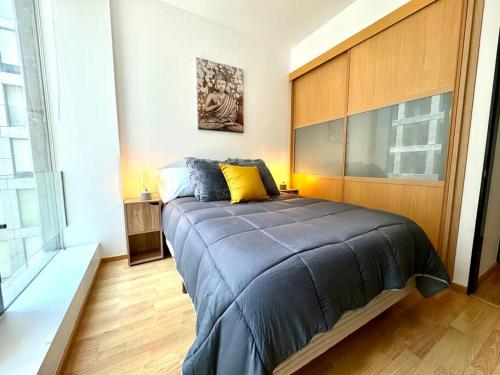 a bedroom with a large bed with a wooden headboard at Centro Histórico Flat in Mexico City