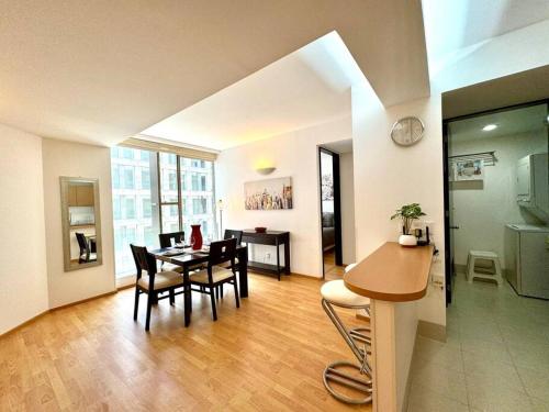 a living room with a table and chairs and a kitchen at Centro Histórico Flat in Mexico City