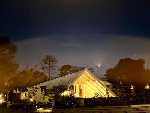 Bangunan di mana terletaknya rumah tamu ini