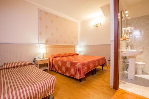 Postel nebo postele na pokoji v ubytování Hotel Arco Di Travertino