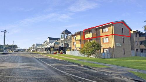 an empty street with houses on the side of the road at Lazy Dayz On Booner! in Hawks Nest