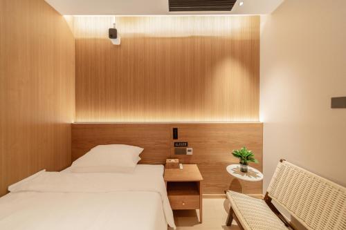 Postel nebo postele na pokoji v ubytování Captain 5 Youth Hotel-Xianxia Road Branch