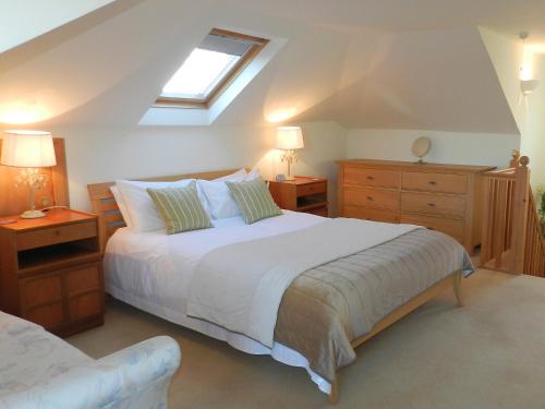 ein Schlafzimmer mit einem großen weißen Bett und einem Fenster in der Unterkunft Ardbeag in Whiting Bay