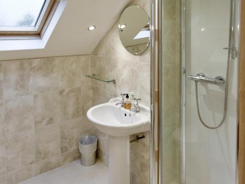 ein Badezimmer mit Waschbecken und Dusche in der Unterkunft Ardbeag in Whiting Bay