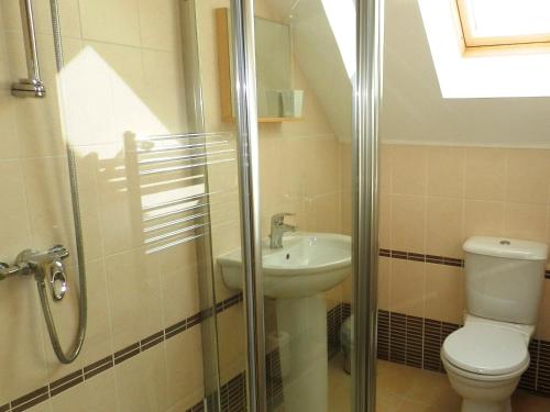 a bathroom with a toilet and a sink at Glen Rosa Lodge in Brodick