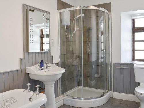 a bathroom with a shower and a sink and a toilet at Woodlea Cottage 2 in Dippin
