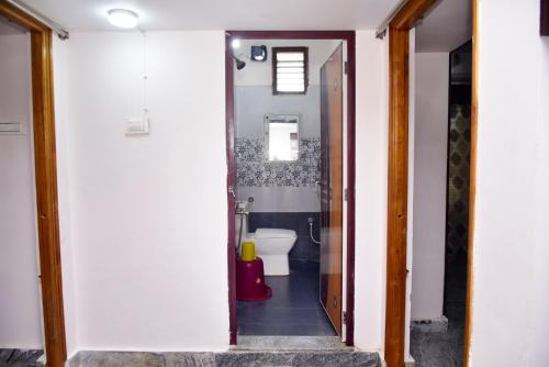 蒂鲁帕蒂SHALOM RESIDENCE - 2BHK-AC Service Apartments, Premium amenities, Kitchen with Stovetop, WiFi的走廊通往带卫生间的浴室