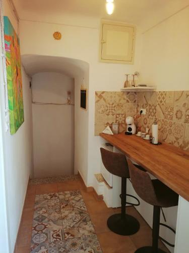 Kuchyň nebo kuchyňský kout v ubytování SPA ROOM SICILIA - Intera casa con spa privata Jacuzzi Sauna Bagno di Vapore ad uso illimitato