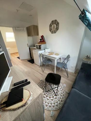 un salon avec un canapé et une table dans l'établissement Le phare de la cote ouest, à Saint-Nazaire