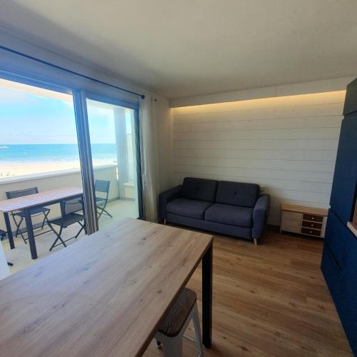 un salon avec un canapé et une table dans l'établissement Oceanes appartement vue mer, à Pornichet